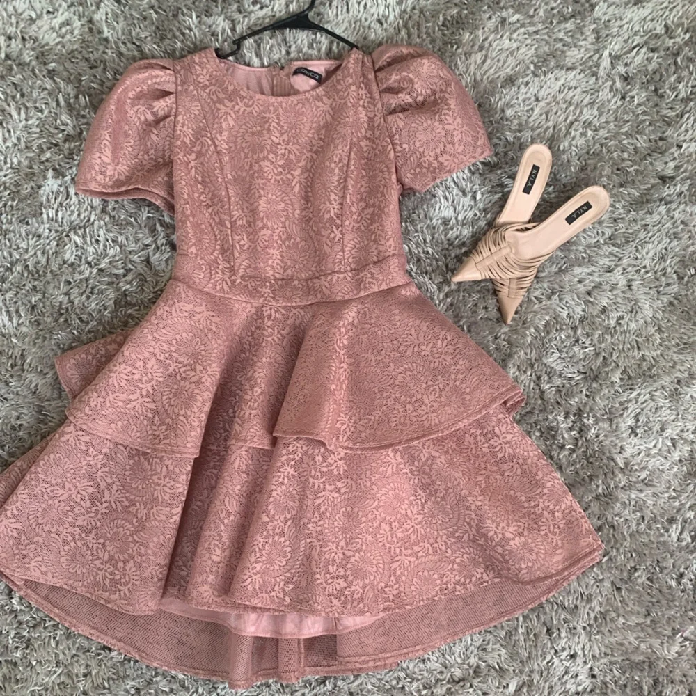 Mauave dress with puff sleeves, ruffled, and double layered - Picture 4 of 11
